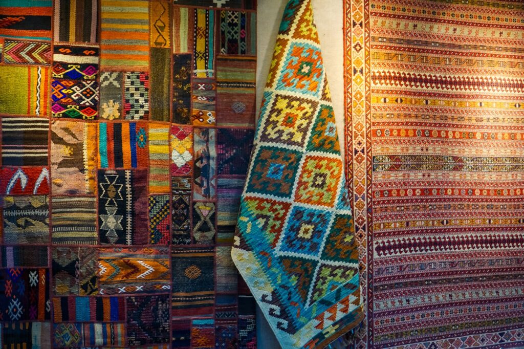 Vibrant array of traditional Turkish rugs with geometric patterns in İstanbul, Türkiye.