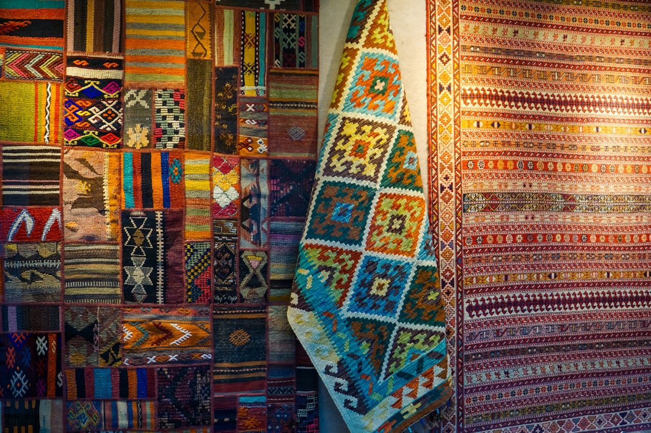 Vibrant array of traditional Turkish rugs with geometric patterns in İstanbul, Türkiye.